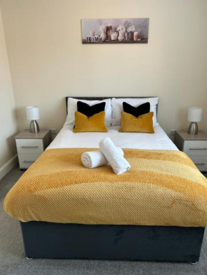 Radbourne House - Spacious 2 Bed, Home from Home